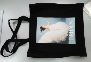 Ang Black sample bag mula sa UK na customer ay nakalimbag sa pamamagitan ng dtg textile printer